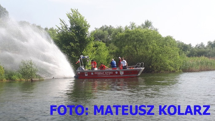 Pożar na Seszelach na Jeziorze Nyskim. Ugasili go ratownicy WOPR za pomocą ... silnika łodzi