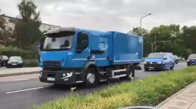 Po raz kolejny na poznańskich ulicach pojawił się w piątek tajemniczy konwój niebieskich ciężarówek. Transport jest zabezpieczany przez policję i służby specjalne. Co znajduje się w pojazdach? Przejdź dalej --->