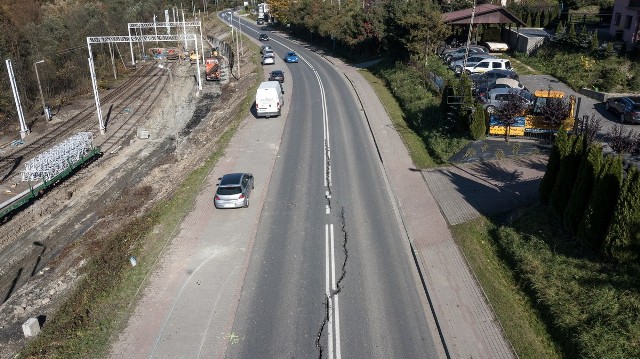 Pęknięcie na ul. Zakopiańskiej ciągnie się przez kilkadziesiąt metrów