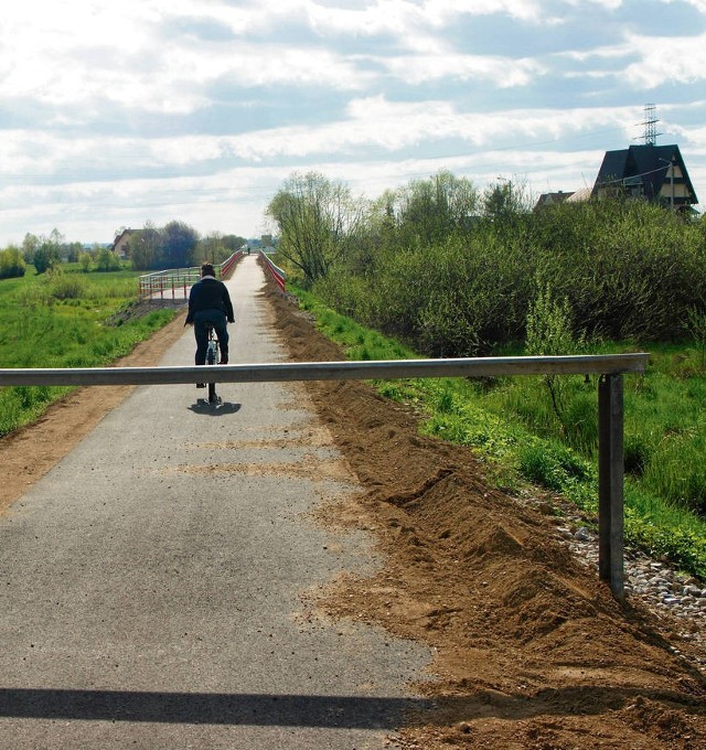 Ścieżka rowerowa z Ludźmierza do Rogoźnika jest poprzecinana szlabanami, bo to dalej „plac budowy”