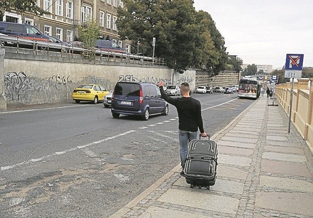 Ul. Owocowa nie jest przyjazna podróżnym opuszczającym dworzec PKP. Nie ma latarni, miejsc parkingowych i postojów taxi