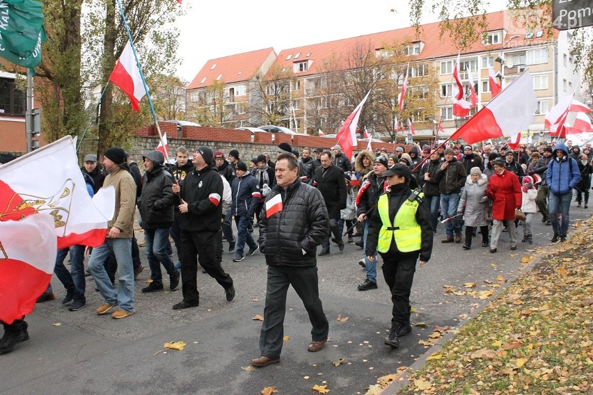 VII Szczeciński Marsz Niepodległości. Apel pamięci, odśpiewanie hymnu i przejście ulicami miasta