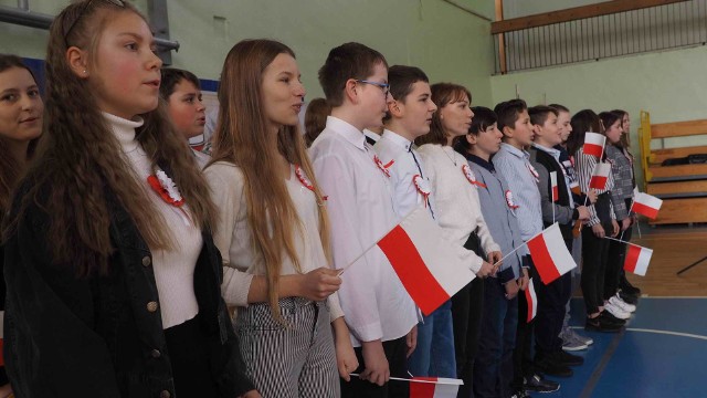 Z okazji zbliżającego się Święta Niepodległości, w piątek w Szkole Podstawowej nr 17 w Koszalinie odbyła się uroczystość patriotyczna.Zobacz także 100 lat Niepodległości. Uroczystości w Koszalinie (archiwum)