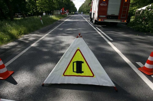 Na miejscu wciąż jeszcze pracuje jeden zastęp straży pożarnej.