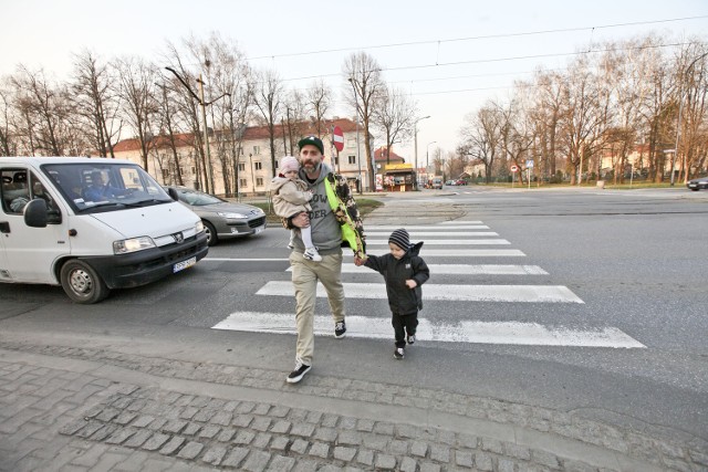 Maciej Twaróg od kilku lat alarmuje, że przejście jest groźne, zwłaszcza dla rodziców z dziećmi