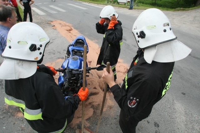 27-letni motocyklista w ciężkim stanie został przewieziony do szpitala.