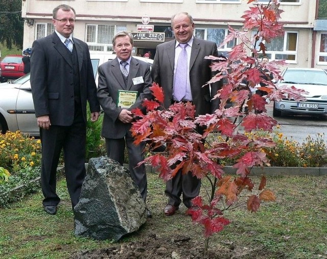 Zbigniew Frączek (z prawej) posadził niedawno drzewko jubileuszowe, podczas uroczystych obchodów 50-lecia skalbmierskiego &#8222;mechanika&#8221; &#8211; szkoły, której jest absolwentem.