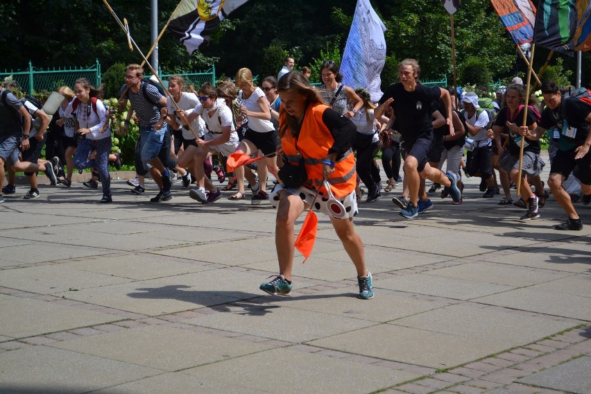 Pielgrzymka Dominikańska wbiegła na Jasną Górę [ZDJĘCIA]