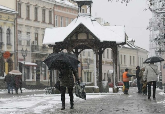 Według prognoz, w Rzeszowie ma dzisiaj nadal padać śnieg. Spadnie również temperatura.
