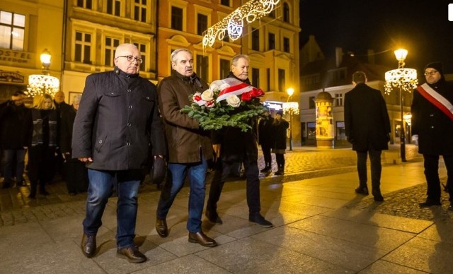 Dziś przypada 38. rocznica wprowadzenia stanu wojennego. W nocy z 12 na 13 grudnia 2019 roku pod tablicą Solidarności w przy kościele św. Ducha Toruniu złożono kwiaty i zapalono znicze, w ten sposób upamiętniono ofiary wprowadzonego przed 38 laty stanu wojennego. Wprowadzenie 13 grudnia 1981 roku stanu wojennego uznawane jest za jedno z najdramatyczniejszych wydarzeń w powojennych dziejach Polski. Punktem zapalnym była fala strajków i powstanie Niezależnego Samorządnego Związku Zawodowego „Solidarność”. Przeciwko protestującym władze komunistyczne wymierzyły 70 tysięcy żołnierzy, 30 tysięcy milicjantów, 1750 czołgów, 1900 wozów bojowych i 9 tysięcy samochodów. W okresie stanu wojennego internowano około 10 tysięcy osób, natomiast liczbę ofiar śmiertelnych szacuje się na 56 osób. Stan wojenny zniesiono 22 lipca 1983 roku.NowosciTorun