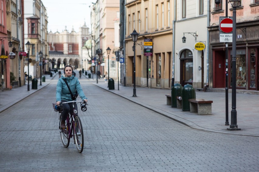 Koronawirus w Krakowie. Nie wszyscy wytrzymali, czyli... spacerowicze i rowerzyści na Rynku Głównym [ZDJĘCIA]