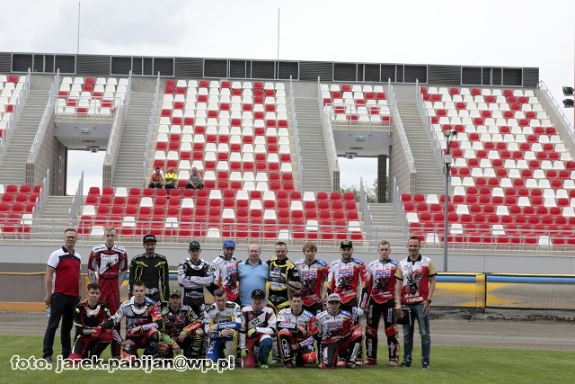 Pierwszy mecz ligowy coraz bliżej, wyjazdów na tor coraz więcej. Żużlowcy Abramczyk Polonii zaliczyli kolejny trening przy Sportowej 2. Na torze kółka kręcili m.in. David Bellego, Matić Ivacic, Valentin Grobauer czy Dawid Lampart - nowy "gość" w bydgoskiej ekipie.  Wcześniej wszyscy żużlowcy Polonii (tak, jak pozostałych drużyn I ligi) poddali się obowiązkowym testom na obecność koronawirusa. Rozgrywki ligowe rozpoczną się w weekend 11/12 lipca. Pierwszy mecz poloniści ruszą do Ostrowa. Zobaczcie zdjęcia ze środowego treningu >>>