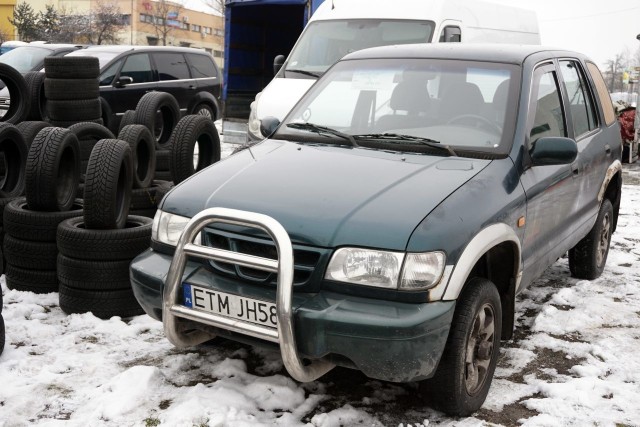 Niewiele było samochodów i części do nich. Można było kupić np. KIA Sportage z 1999 zł za 2,5 tys. zł czy komplet czterech felg za 200 zł. Czytaj dalej na kolejnym slajdzie: kliknij strzałkę „w prawo", lub skorzystaj z niej na klawiaturze komputera.Zobacz również:Łódzkie. Koszmarny wypadek pod Głownem. Dwie osoby ciężko poszkodowane i uwięzione we wraku pojazdu!Łódzkie. Łódzka mafia śmieciowa? Mają w niej być marszałek województwa i przewodnicząca sejmiku z PiS. Marszałek: "Informujemy prokuraturę"Seks i znaki zodiaku w 2021: poznaj pragnienia i upodobania seksualne. Zobacz nasz horoskop erotyczny na 2021 rok!