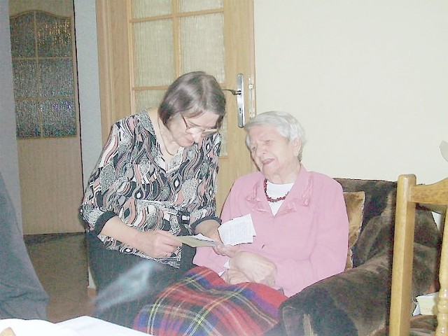 Stuletnia Irena Michalak (z prawej) bawi  gości wierszykami, zapamiętanymi z dzieciństwa. Obok córka Krystyna Woszczyk.