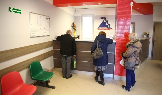 W przychodni "Olsztyńska&#8221; w Radomiu pacjenci przychodzą do lekarza w godzinach jego przyjęć i ustawiają się w kolejce. Poza kolejnością mogą wejść tylko osoby do tego uprzywilejowane.