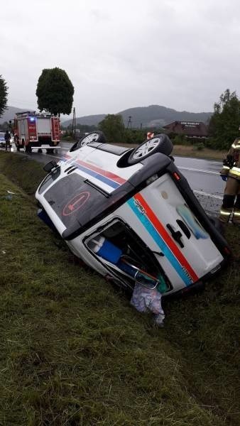 Bilsko. Wypadek karetki pogotowia ratunkowego. Samochód stoczył się do rowu. [ZDJĘCIA]