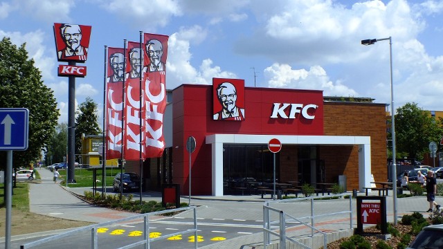 Sieć KFC przeprosiła za komunikat, który sugerował, by "upamiętnić" rocznicę niemieckiego pogromu Żydów "delikatnym serem z chrupiącym kurczakiem".