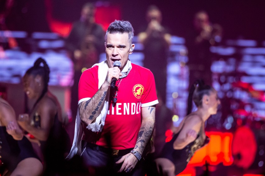 Robbie Williams wystąpił w niedzielę wieczorem w krakowskiej Tauron Arenie. Fani usłyszeli największe przeboje piosenkarza 