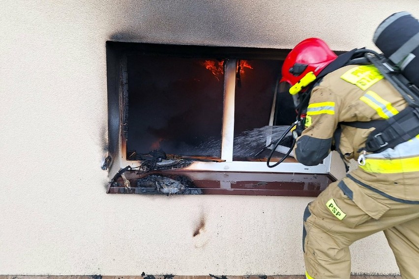 Tragiczny pożar domu w Stalowej Woli. Zginął mężczyzna [ZDJĘCIA]