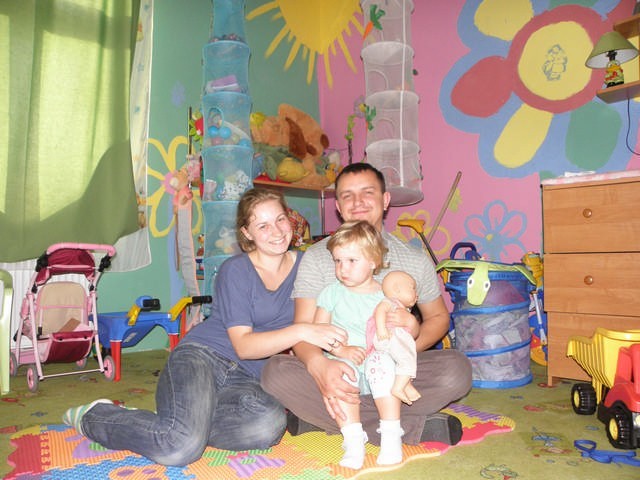 Agnieszka i Rafał Kujawa wraz z córeczką