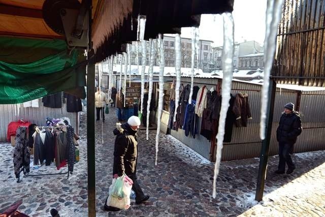W ostatnich dniach na targowisku na placu Piastowskim było niewielu handlowców. Ci, którzy mimo mrozu wystawili swój towar, oferowali klientom głównie ciepłe ubrania