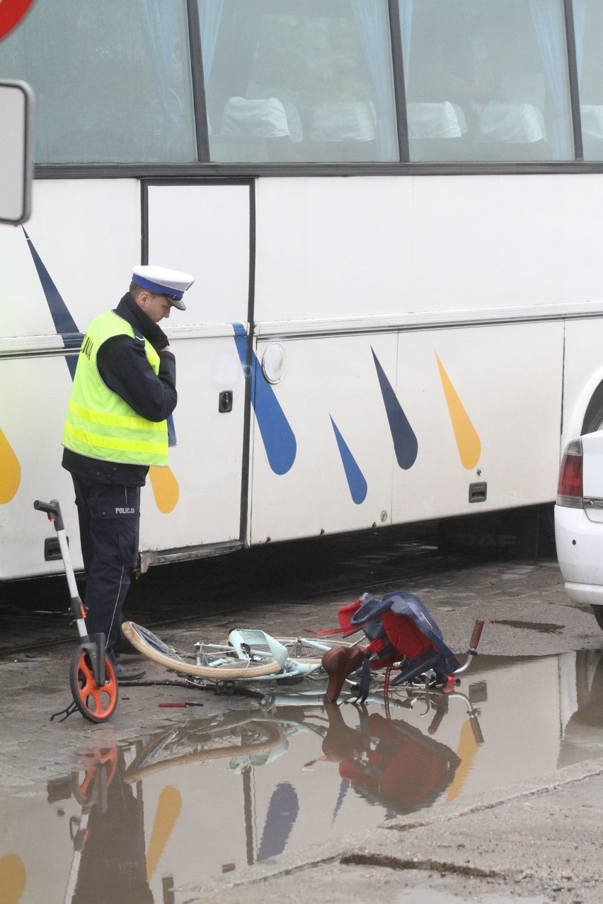 Tragiczny wypadek rowerowy. Matka zginęła, dziecko przeżyło 