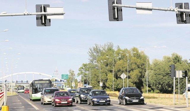 Zdaniem kierowców zatrzymywanie się na każdych światłach  na ul. Piastowskiej to, niestety, norma. Tak było wczoraj na skrzyżowaniu z ul. Mieszka I.