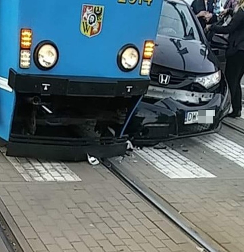 Wypadek tramwaju na Pułaskiego. Potężne korki (ZOBACZ)