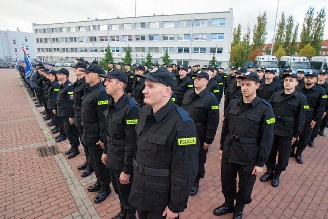 Wiesz, kto jest dzielnicowym w Twojej okolicy? Kliknij w zdjęcia poniżej i sprawdź to koniecznie! Na kolejnych slajdach znajdziecie dzielnicowych z Komisariatu Policji Bydgoszcz-Śródmieście. W opisach ulice za które odpowiadają i namiary na każdego z dzielnicowych. To pierwsza część naszej prezentacji >>>