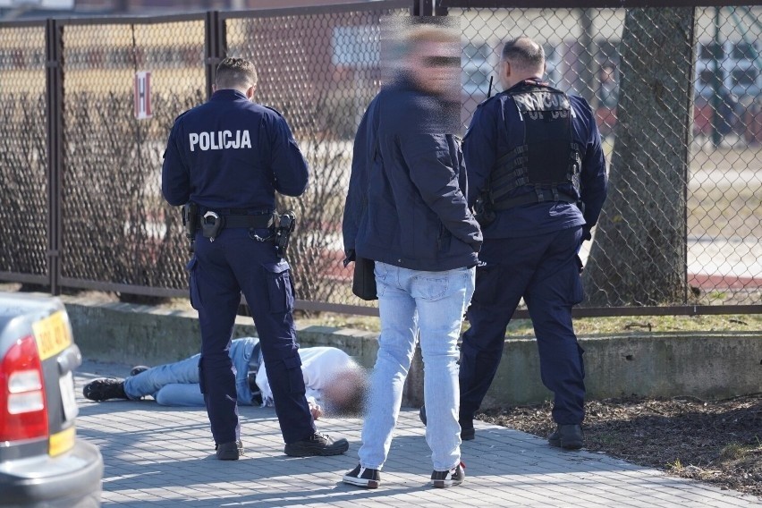 16-latek leżał pijany na chodniku we Włocławku