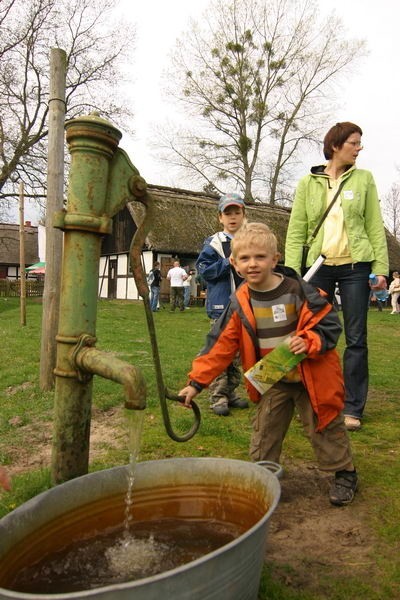 Piknik folklorystyczny "Czarne Wesele" w skansenie w...