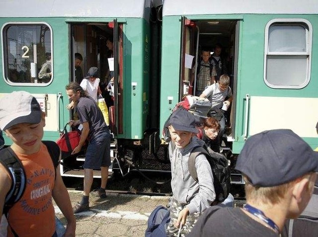 Na dworcu czekały na nie wyprawki skolne.