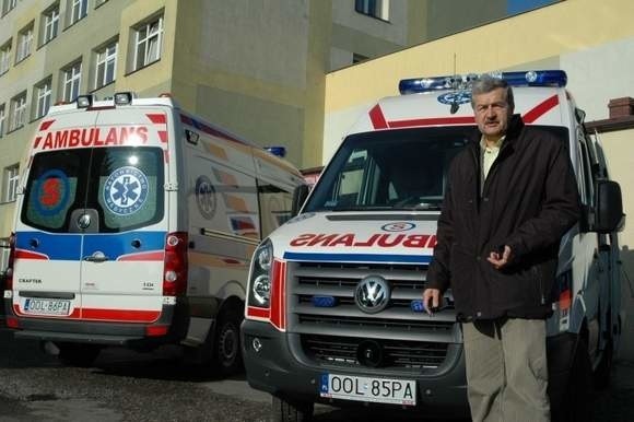 Dwa volkswageny craftery to najnowocześniejsze ambulanse w szpitalu powiatowym w Oleśnie. W 2011 roku oleski ZOZ przegrał konkurs na ratownictwo medyczne, dlatego teraz trzeba zwrócić część dotacji. Na zdjęciu Leszek Warchoł, kierownik techniczny ZOZ-u.