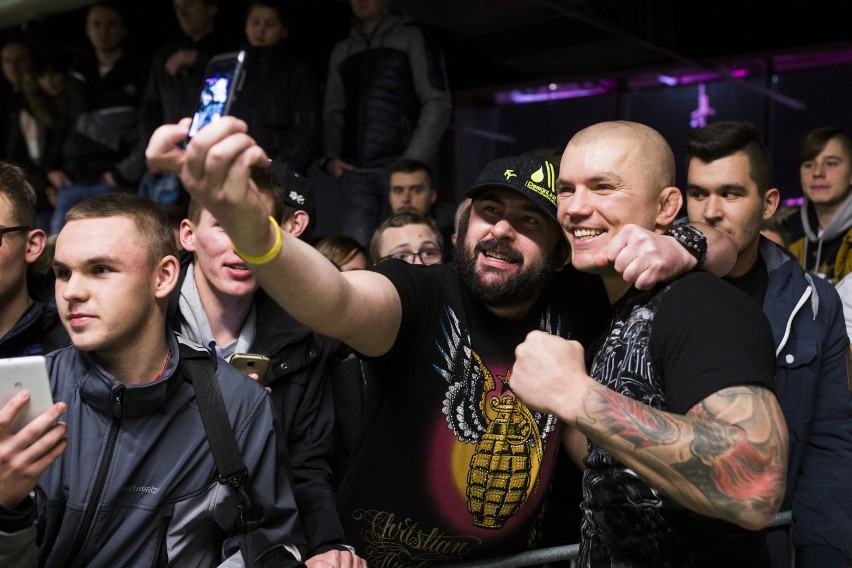 Ważenie przed KSW 37: Pudzian będzie bił Popka tylko lewą ręką [ZDJĘCIA]