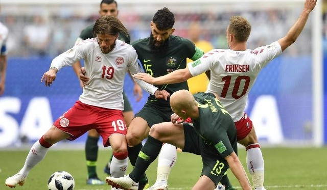 Mile Jedinak (nr 15) strzelił dla Australii dwa gole z rzutów karnych