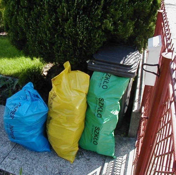 Tak wyglądają worki na śmieci przywożone &#8222;pod drzwi&#8221; mieszkań przez Zakład Utylizacji Odpadów Komunalnych.