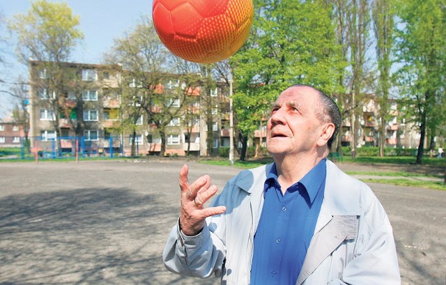 Gerard Cieślik, legendarny piłkarz Ruchu Chorzów, patronuje zespołowi szkół w Chorzowie. Po reformie podstawówka zostanie