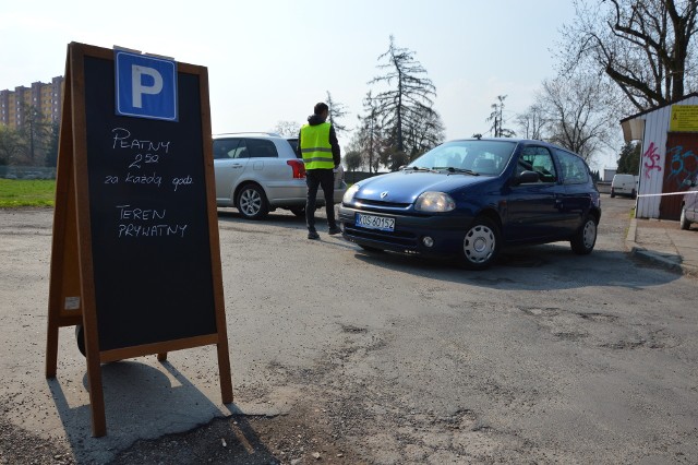 Na tzw. Placu Kościuszki „bis” jest dziki parking przypominający  grzęzawisko. Miasto ma tu w planach budowę mieszkań i sklepów