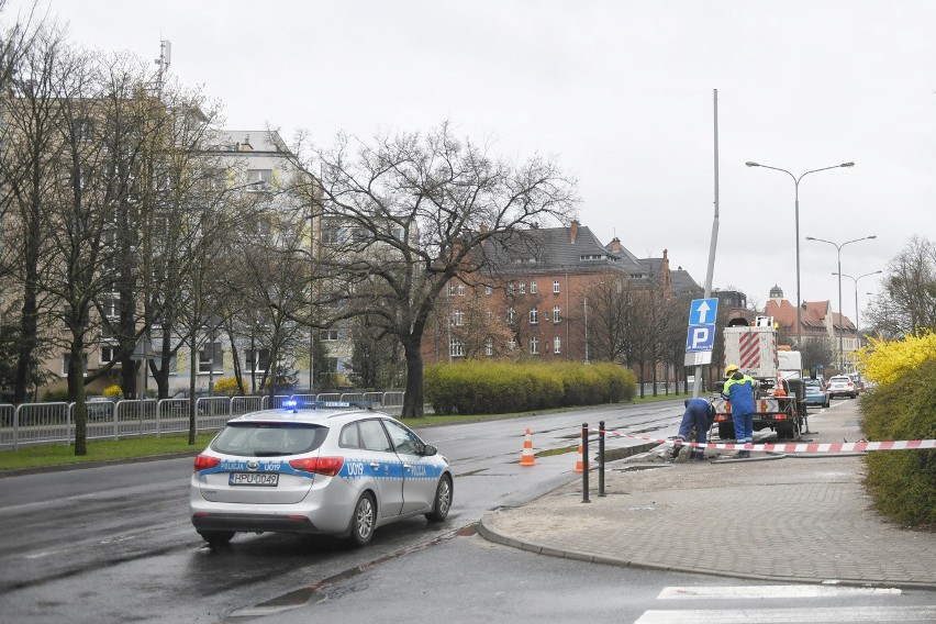 Samachód osobowy uderzył w słup na ul. Solnej w Poznaniu.