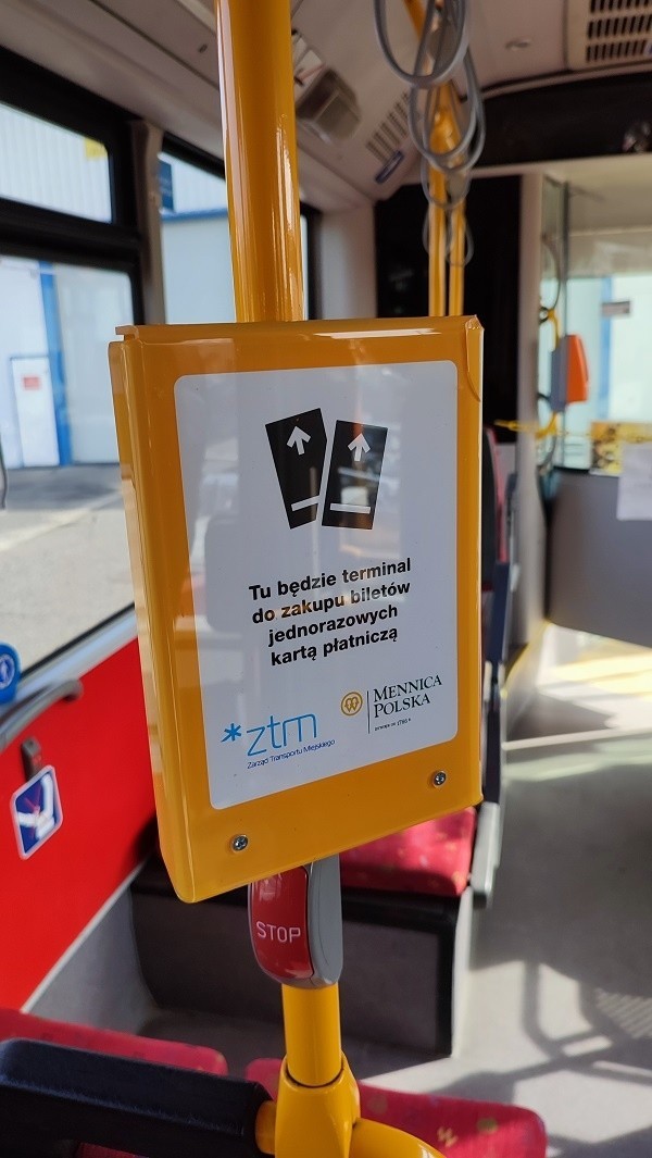 ZTM Poznań: Poznaniacy zapłacą kartą za bilety w komunikacji miejskiej. Trwa montaż terminali