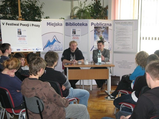 Spotkanie z Łukaszem Gołębiewskim,  poetą, prozaikiem, dziennikarzem, krytykiem i wydawcą, wielokrotnie nagradzanym za działalność publicystyczną.