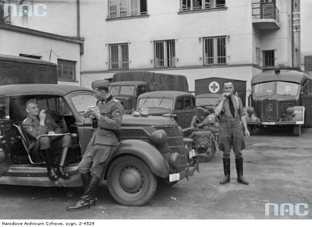 Gestapowcy z południowo-wschodniej Polski pod siedzibą tajnej policji we Lwowie [1]