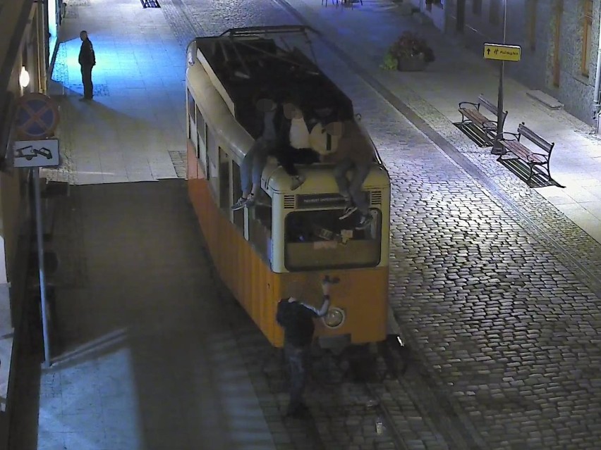 Weszli na dach zabytkowego tramwaju w Bydgoszczy, by robić zdjęcia. Zgarnęła ich policja