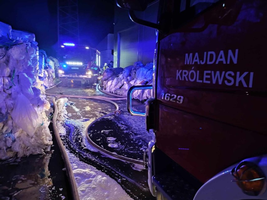 W nocy płonęła hala zakładu produkcyjnego w Cmolasie. W akcji gaszenia brało udział stu strażaków [ZDJĘCIA]