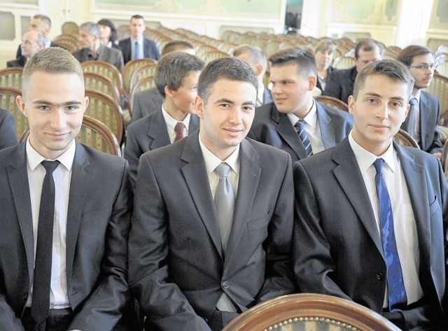 Od lewej: Arkadiusz Plewkiewicz, Mariusz Cydzik i Karol Misztalewski - uczniowie Zespołu Szkół Mechanicznych znaleźli się w gronie ponad 200 młodych, zdolnych, którzy otrzymali stypendia prezydenta