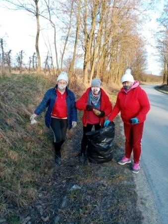Wiosenne porządki w Gorzyczanach. Mieszkańcy zebrali sporo śmieci. Sprzątały gospodynie i strażacy. Zobaczcie zdjęcia
