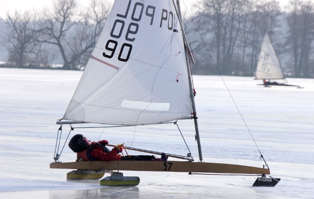 Korzystając z tafli zamarzniętego jeziora Rudnickiego żeglarze z klubu "Elektryk" pilnie trenowali latanie bojerami. Jak widać do korzystania z żeglarstwa lodowego chętnych nie brakuje.