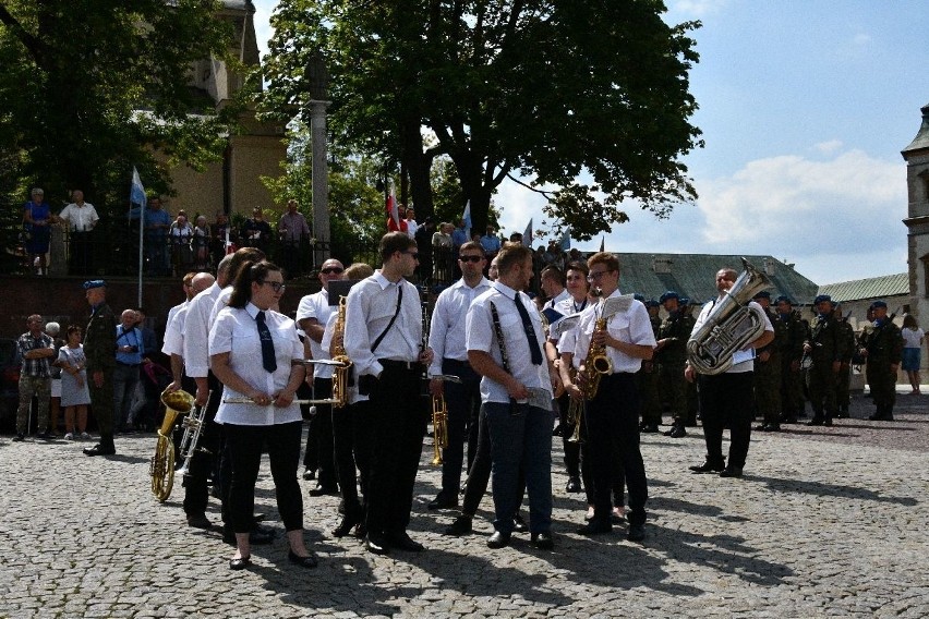 Święto Wojska Polskiego w Kielcach. Odznaczenia i defilada z tłumem widzów [ZDJĘCIA]