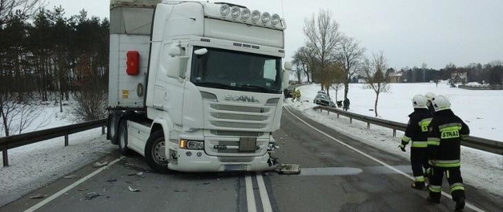 Zderzenie osobówki z samochodem ciężarowym. Trudne warunki...