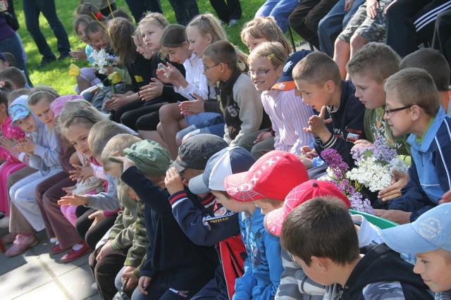 Wszystkie dzieci wystąpiły na scenie. Gdy jedna grupa prezentowała się, inne w skupieniu ją oglądały